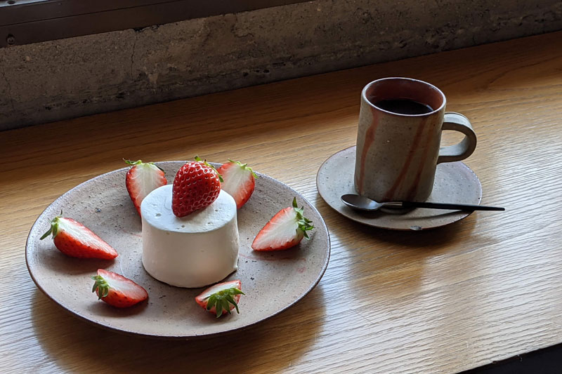 地元・岡山の果物を使ったケーキも人気。備前焼の器で立地に（軽食喫茶 UDO）