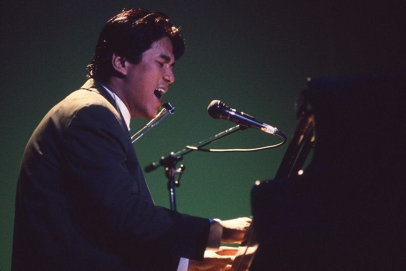 ピアノ弾き語りで熱唱する河島英五（写真は1987年、Ph／SHOGAKUKAN）