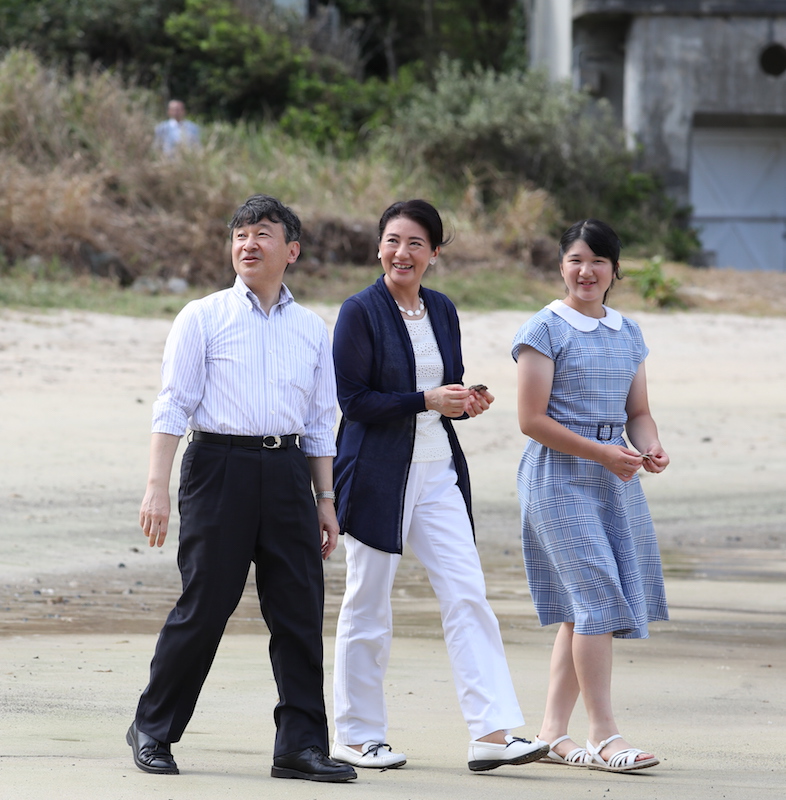 画像】皇后雅子さま、真夏に見せられた白のパンツスタイルは色の合わせ 