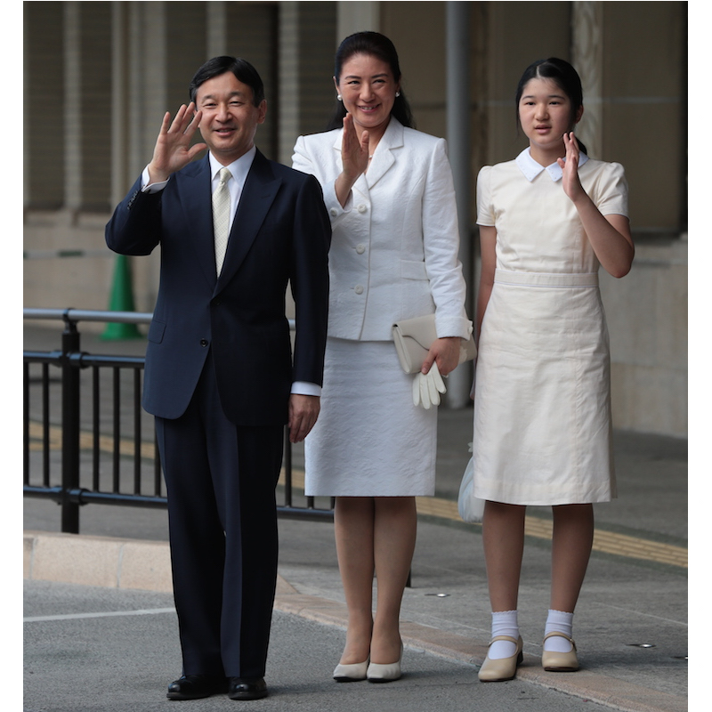 天皇陛下（当時は皇太子）もオフホワイトのネクタイをお召しに（2014年7月28日、Ph／JMPA）