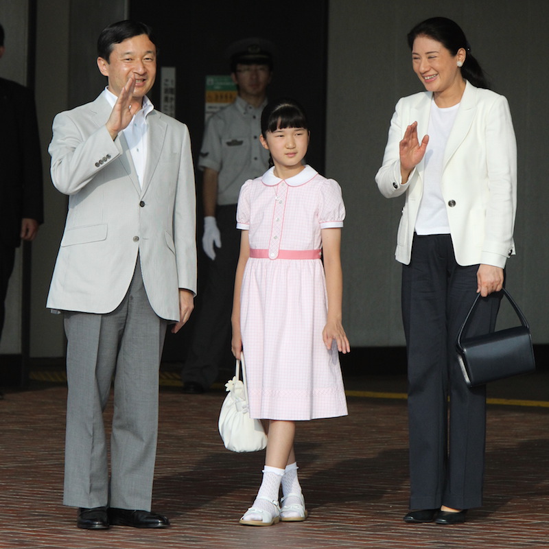 2011年8月、ご家族で那須御用邸へ向かう天皇皇后両陛下と愛子さま