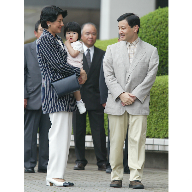 雅子さまはシャープなストライプ柄のジャケットにシルバーアクセでクールなファッション（2003年8月7日、Ph／五十嵐美弥）
