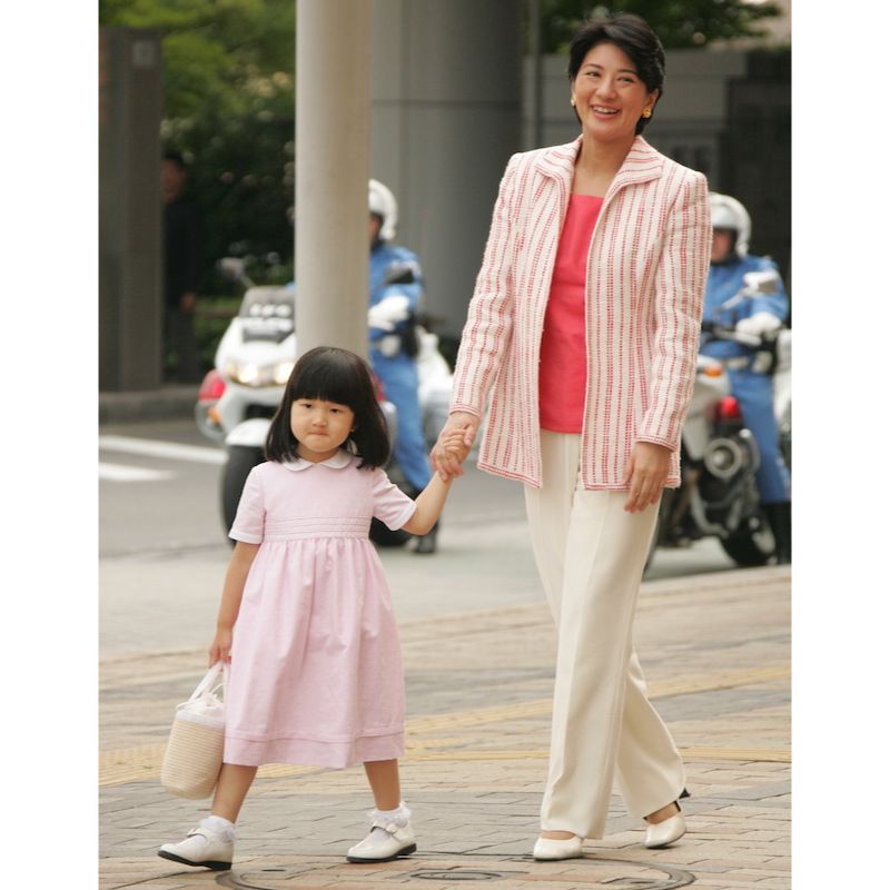 赤と白のストライプのジャケットに白のワイドパンツを合わせられた雅子さま。愛子さまとも色を合わせられた（2005年8月29日、Ph／JMPA）