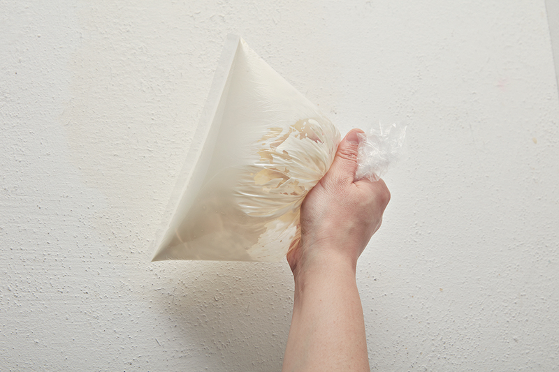 ポリ袋でホイップクリームを作れば、絞り袋としても使えて便利（Ph／『毎日食べてもやせられる！魔法のやせスイーツ』（主婦の友社）より）
