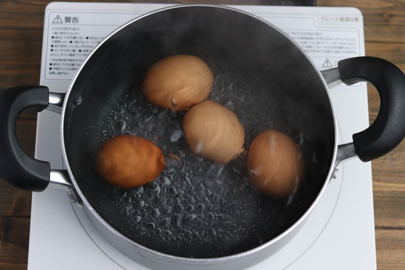 【2】のお湯で卵を7分茹でて、流水で冷やして殻をむく