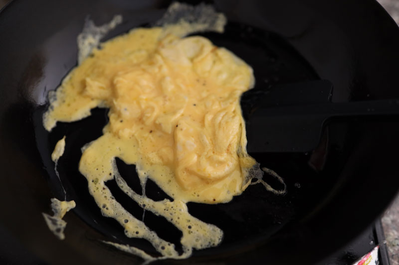 卵2個を【A】と混ぜる。【3】フライパンでサラダ油を強めの中火で熱し、【2】を流し込む。ヘラで混ぜ、半熟状に固まったら、ボウルに戻す