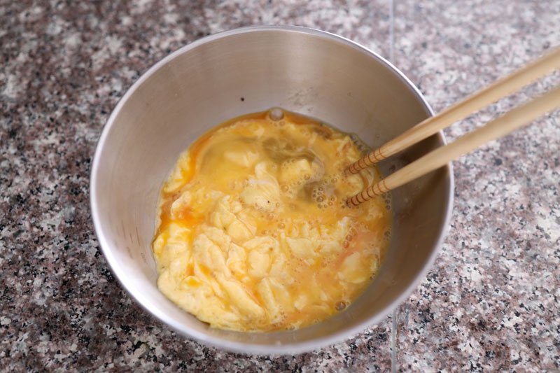ボウルへ残りの卵2個を割り入れ、箸でよく混ぜてほぐしておく
