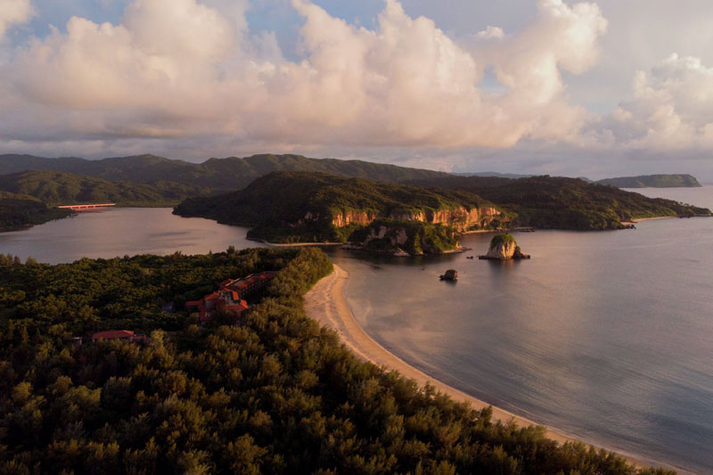 西表島は「生物多様性保全上重要な地域」であることが認められて世界自然遺産に登録。「星野リゾート　西表島ホテル」はジャングルと海に囲まれるように立つ