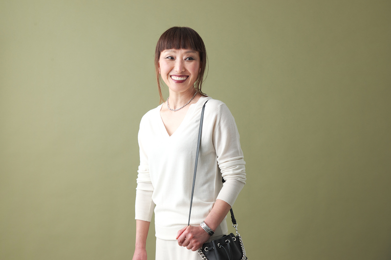 白いトップスとスカートを着たスタイリストの杉山律子さん