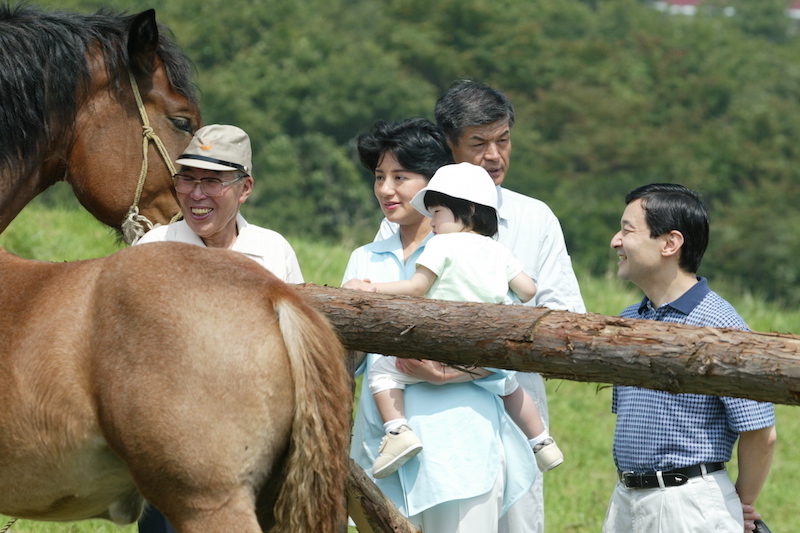 怖がりながらも馬に興味津々の愛子さま（2003年8月25日、Ph／JMPA）