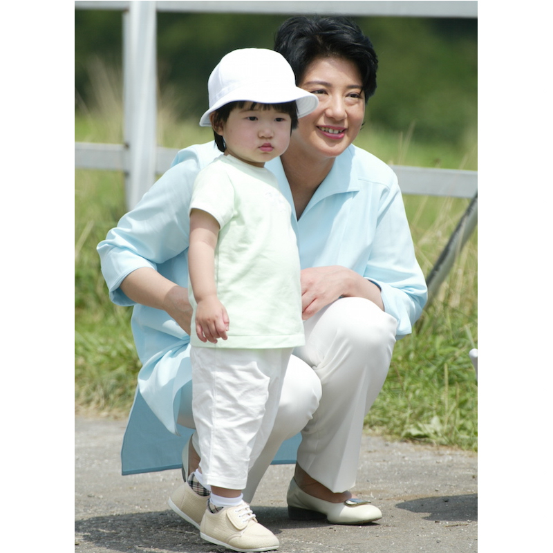 愛子さまも白を貴重としたさわやかファッション（2003年8月25日、Ph／JMPA）
