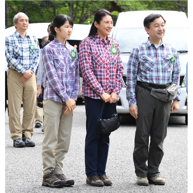 2016年8月、第1回「山の日」記念全国大会の式典後の散策をする天皇陛下と雅子さまと愛子さま