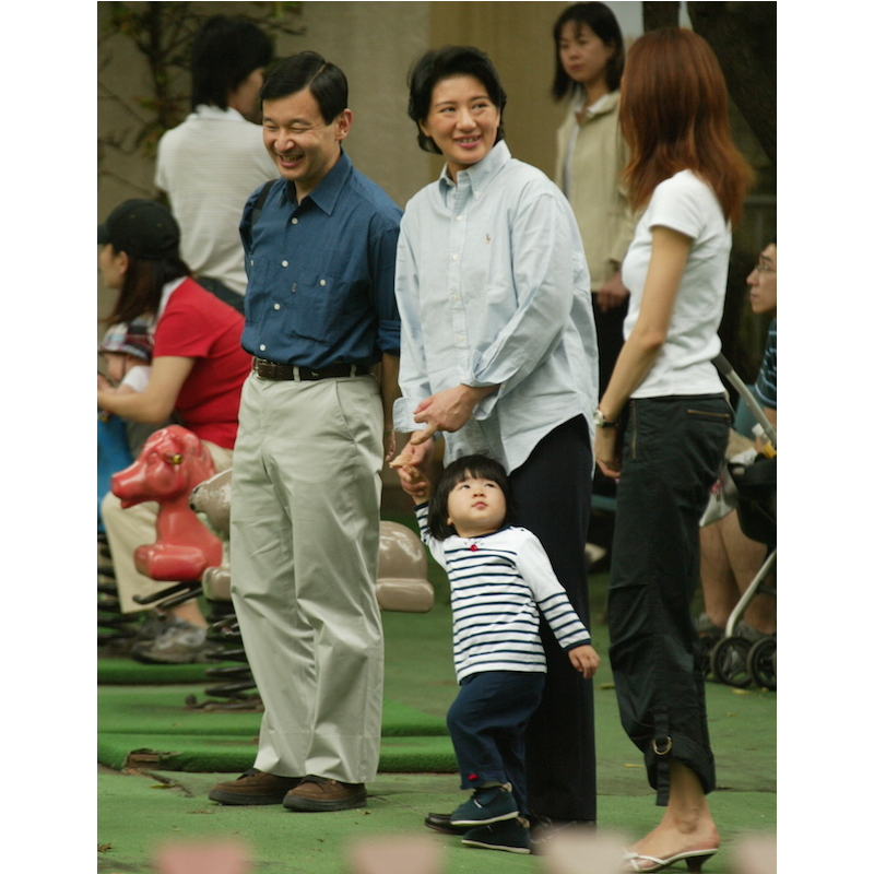 2003年7月、東京・明治神宮外苑の児童公園にお忍びで訪れられた天皇皇后両陛下と愛子さま