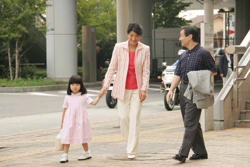 2005年8月、ご静養のために長野県を訪れられた際の天皇皇后両陛下と愛子さま