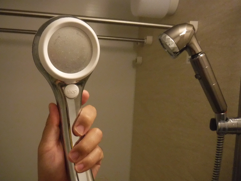 手元に止水ボタンが付いたシャワーヘッドも節約に（Ph／photoAC）