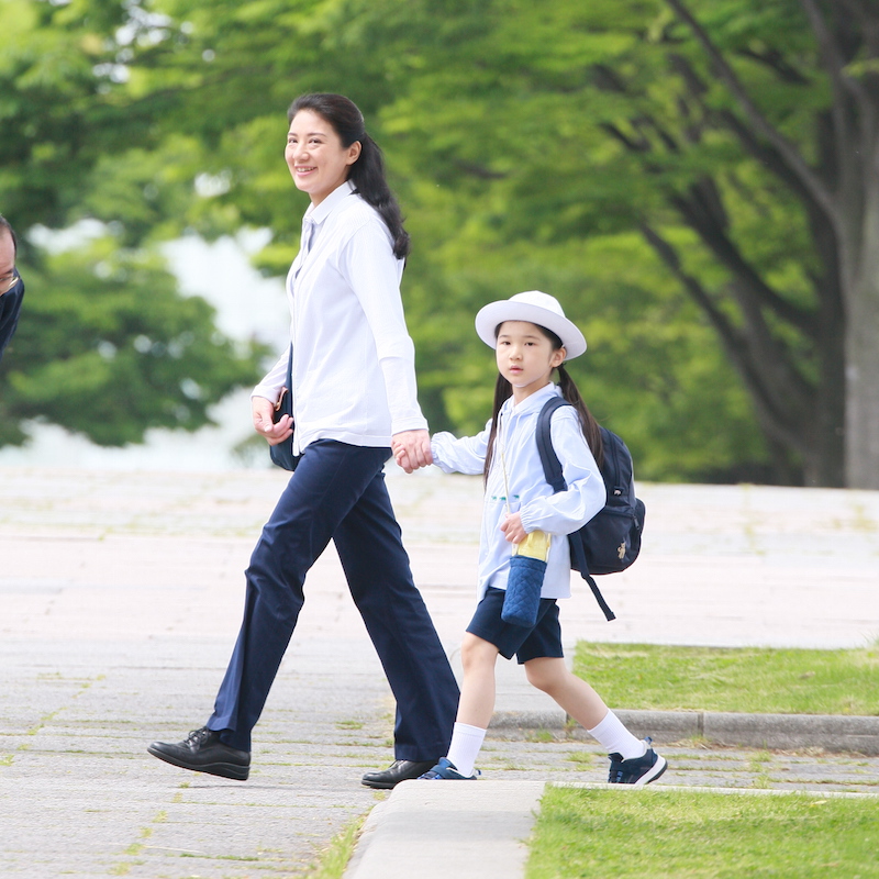 2008年5月、愛子さまとの親子遠足に参加される雅子さまと愛子さま