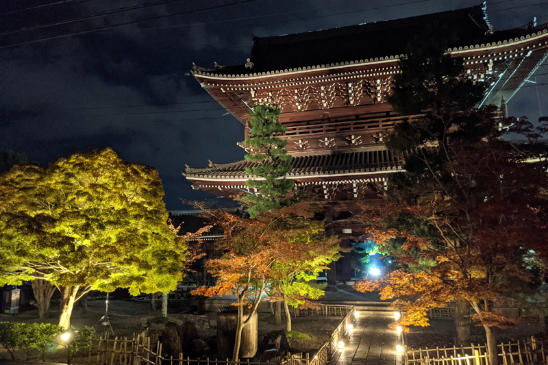 京都は宿泊施設のキャパが現状は供給過多で、宿泊施設も比較的リーズナブル。ただし紅葉シーズンの観光は混雑予想。夜間拝観なども活用を