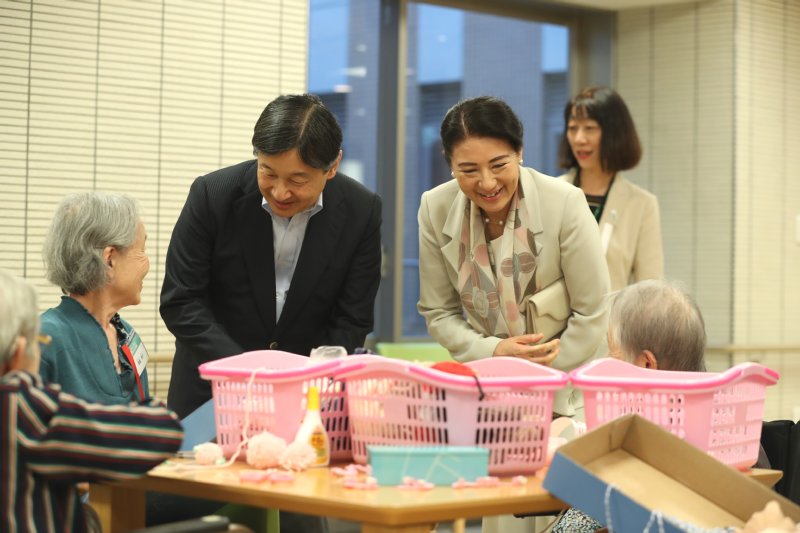 特別養護老人ホームを視察される天皇皇后両陛下（2018年9月21日、Ph／JMPA）