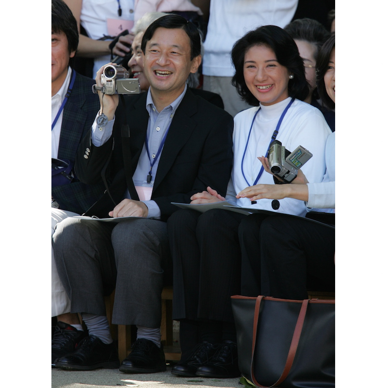 2006年10月、愛子さまにとって、学習院幼稚園での初めての運動会にて参観する天皇皇后両陛下