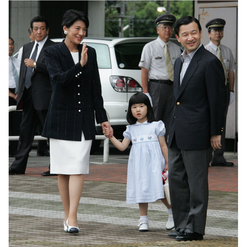 天皇陛下（当時は皇太子）もチェック柄のシャツで雅子さまのジャケットとリンク（2005年8月10日、Ph／JMPA）