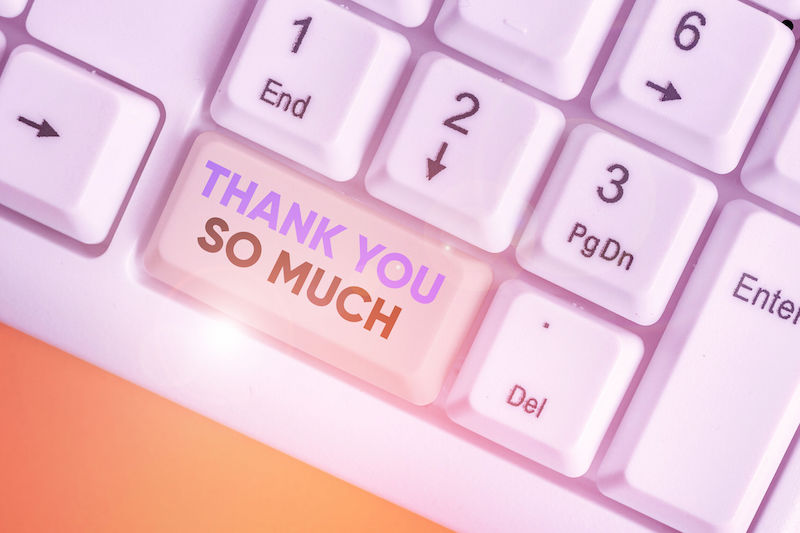 パソコンのキーボードに「THANK YOU SO MUCH」のボタンがある