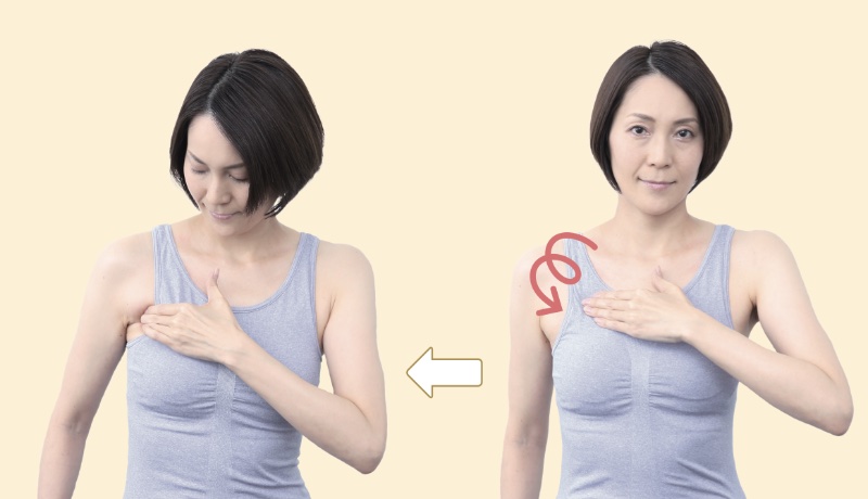 「大胸筋ほぐし」のやり方2　右胸の鎖骨から指3本分下の位置に左手の親指をあて、後方にぐっと押し開くイメージで胸の中心から外側に向かって、らせんを描きながら1分間マッサージします。親指で押すと痛い場合は、4指でさすってもOKです。反対側も同様に行いましょう（『「髪が増えるしくみ」から考案 頭皮が蘇るすごいマッサージ』（アスコム）より）