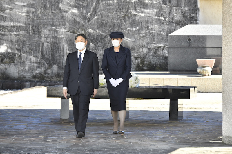 国立沖縄戦没者墓苑で花を手向けられた両陛下（2022年10月22日、Ph／JMPA）