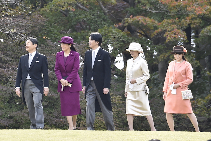 2015年11月に行われた秋の園遊会の天皇陛下と雅子さまら