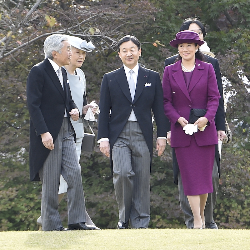 2015年11月に行われた秋の園遊会に出席の天皇陛下と雅子さまら