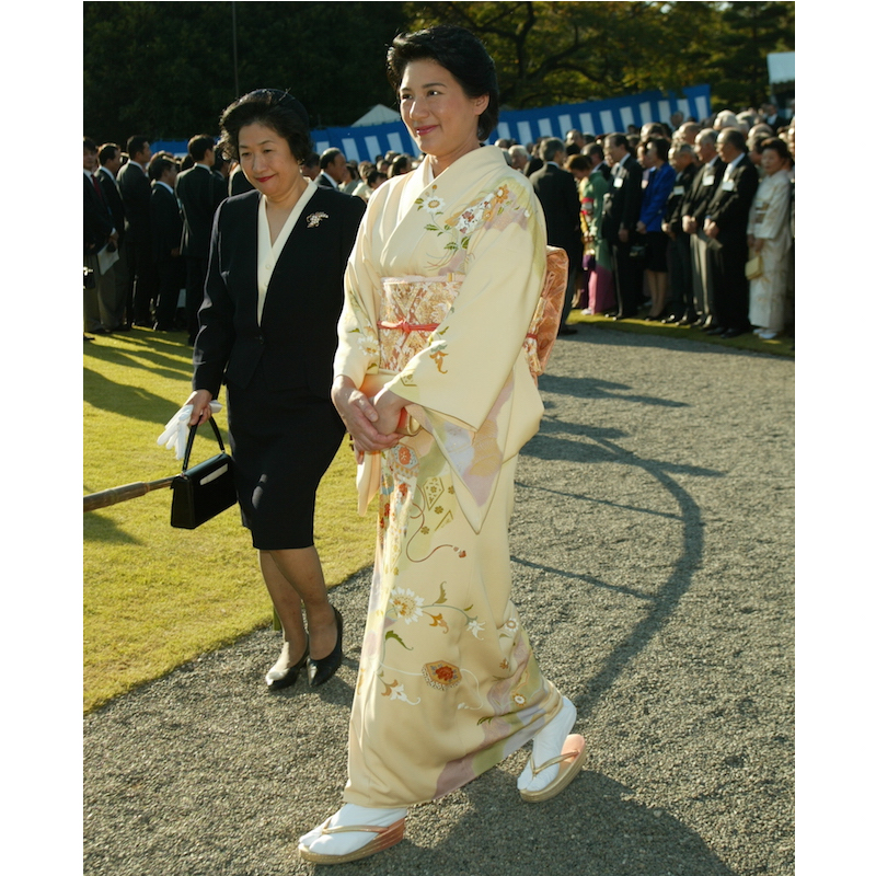 2003年10月の秋の園遊会に古典柄の淡い着物で出席された雅子さま。