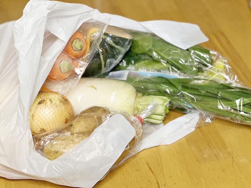 レジ袋からはみ出る野菜