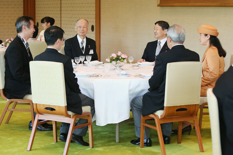 2015年11月に皇居で開かれた、文化勲章受章者と文化功労者を招いた茶会の様子