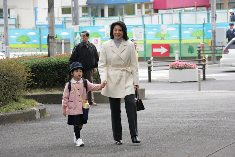 2006年11月、愛子さまと東京都多摩動物公園へお出かけの雅子さま