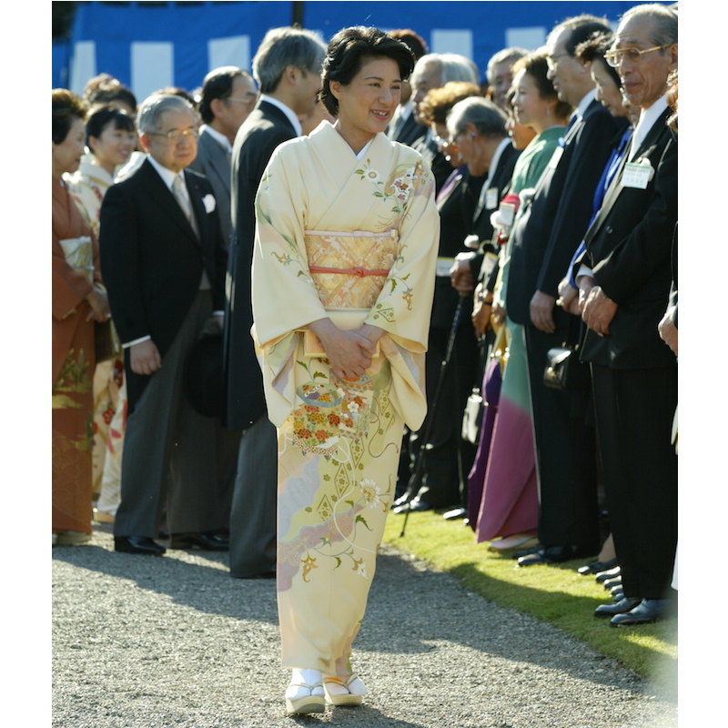 2003年10月の秋の園遊会に古典柄の淡い着物で出席された雅子さま。