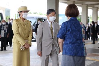 皇后雅子さま、25年ぶりの沖縄ご訪問でも“黄色いスーツ”をセレクト　かりゆしのワンピース姿も【2…