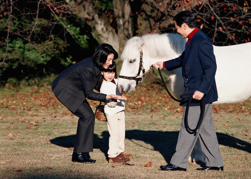 2006年11月、赤坂御用地でポニーに乗られる愛子さまと、インナーの色も形もおそろいの天皇陛下（当時は皇太子）と雅子さま