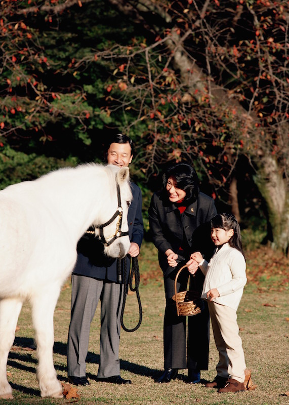 2006年11月、赤坂御用地でポニーに乗られる愛子さまと天皇陛下（当時は皇太子）と雅子さま