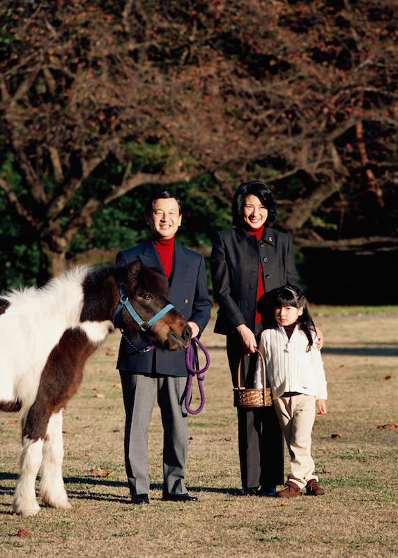 2006年11月、赤坂御用地でポニーに乗られる愛子さまと、インナーの色も形もおそろいの天皇陛下（当時は皇太子）と雅子さま