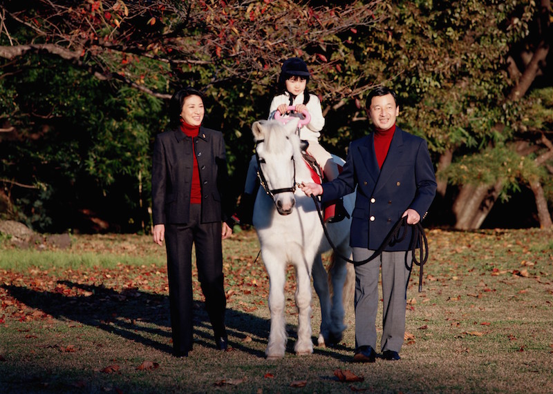 2006年11月、赤坂御用地でポニーに乗られる愛子さまと天皇陛下（当時は皇太子）と雅子さま