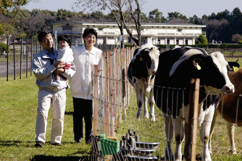 2002年10月、ご一家で栃木県にある、御料牧場を散策される天皇皇后両陛下と愛子さま