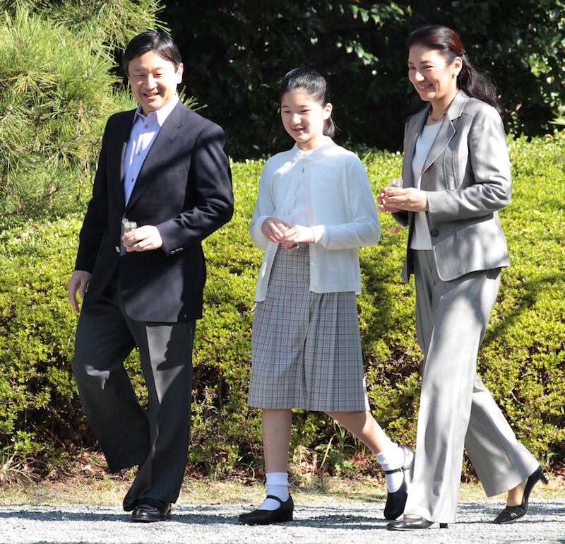 2012年11月に葉山でご静養される天皇皇后両陛下と愛子さま