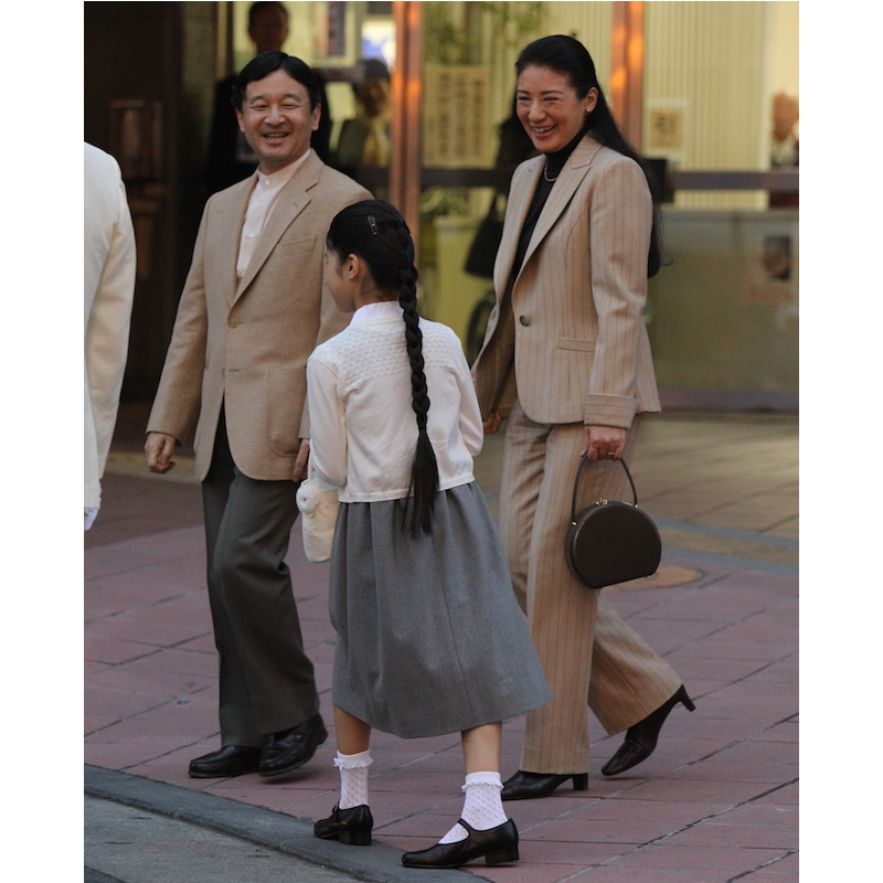 天皇陛下（当時は皇太子）のジャケットと雅子さまのセットアップがベージュでリンク（2010年11月1日、Ph／JMPA）