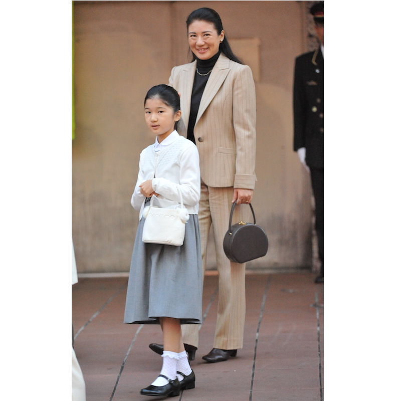 雅子さまはグレーのバッグで愛子さまとリンク（2010年11月1日、Ph／JMPA）