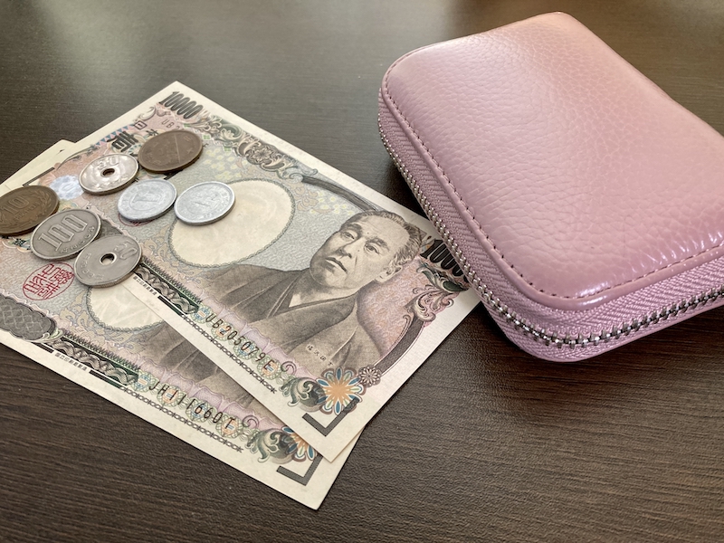 ピンクの長財布と現金