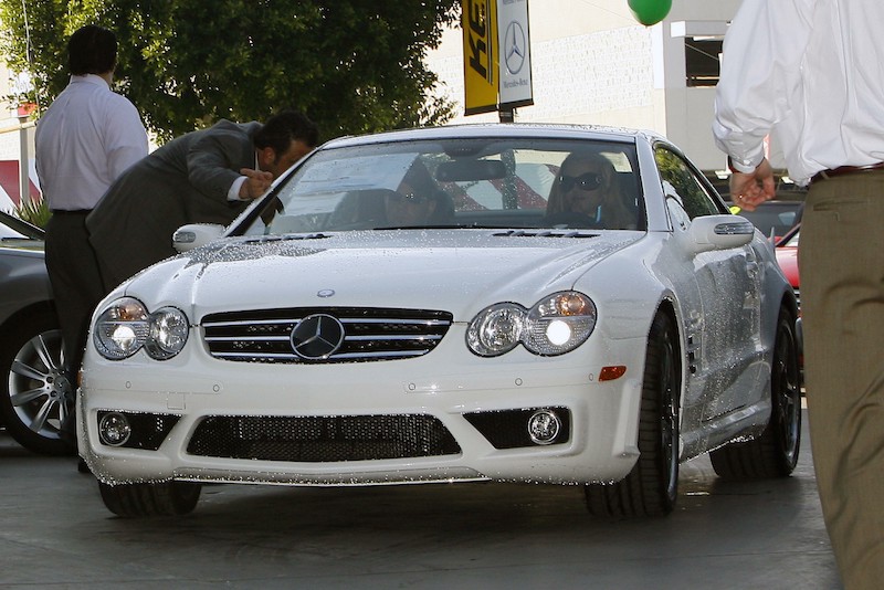 「ベンツ SL65 AMG」を運転するブリトニー　ホワイトのベンツを何台も所有してきた（2007年11月7日、Ph：Splash/AFLO）