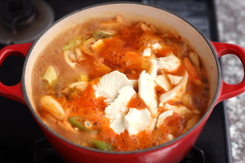 鍋に【A】を入れて混ぜ、キムチ、えのき、白ねぎを入れる。豆腐はスプーンですくい入れ、沸騰させる