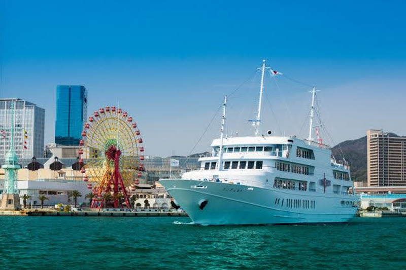 神戸港を運航するレストランクルーズ船「コンチェルト」