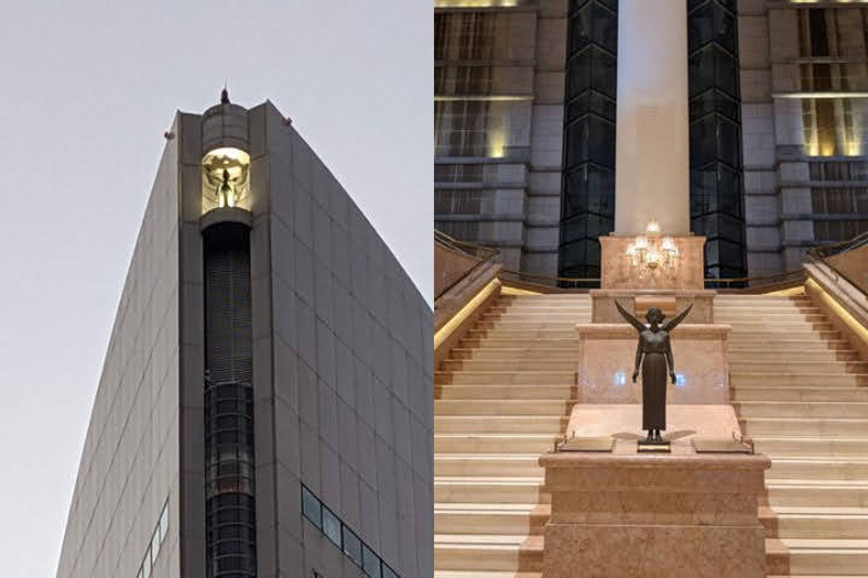 ヨットの帆をイメージした建物の最上部の帆先部分には女神像が設置され、ホテルのアトリウムロビーにも原型像が設置されている