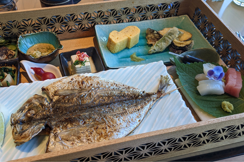 和食は立派な器に、ご近所のお野菜や、三河湾産の海の幸などが並ぶ（ホテルインディゴ犬山有楽苑）