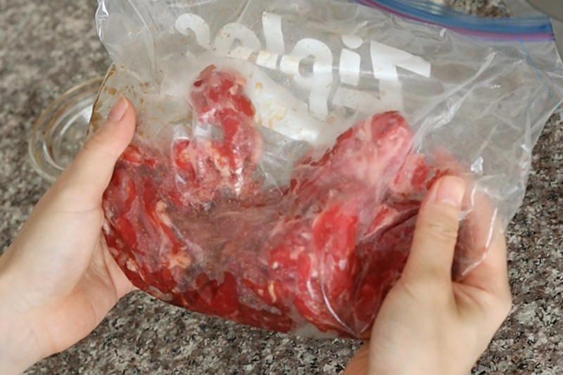 ビニール袋に牛こま切れ肉と【A】入れて揉み込み、冷蔵庫で10分おく